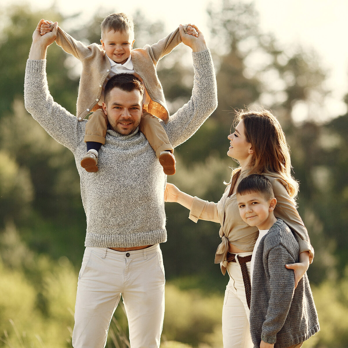 Family natural. Семья в поле фото. Картинка здоровая семья на природе. Family strongest. Family playing.