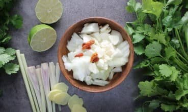 Приготовление супа Том ям с креветками и грибами: шаг 5