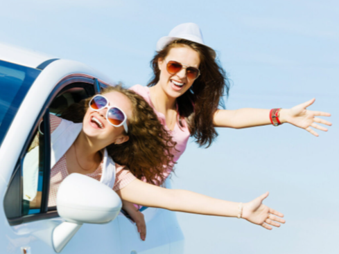 фото парня и девушки на романтическом свидании в публичном месте