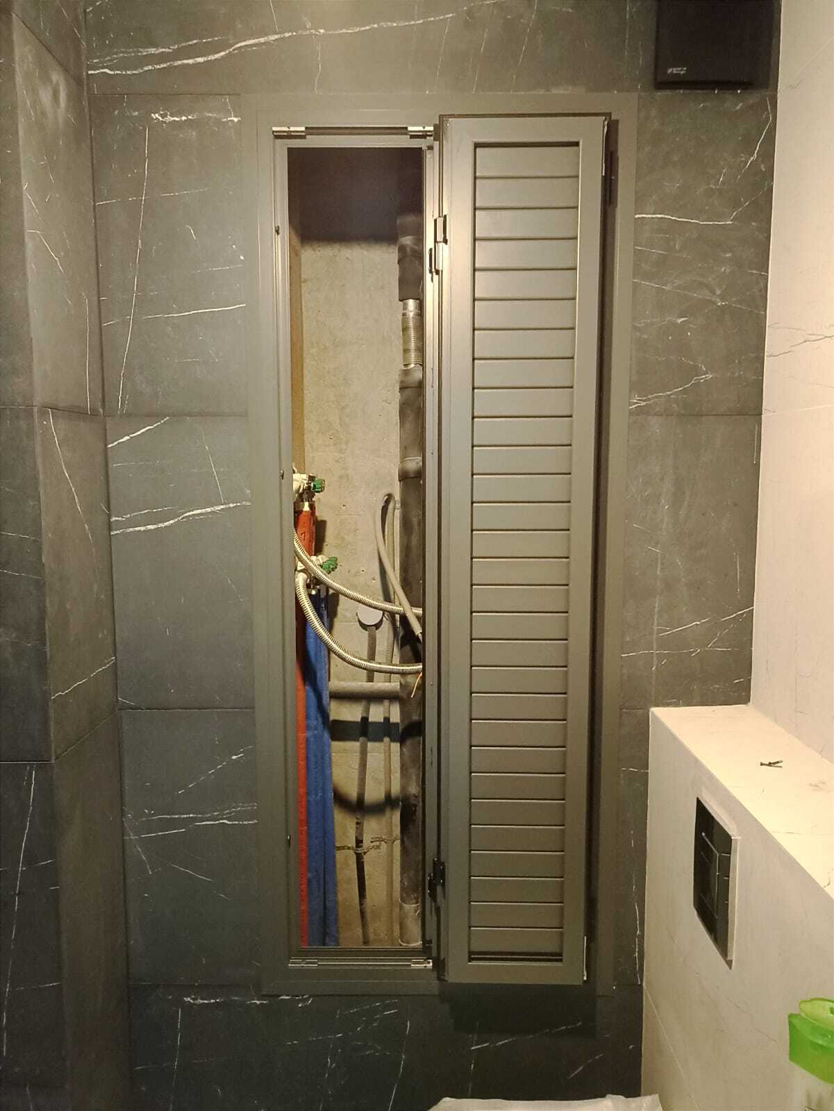 Жалюзийная дверка в ванной комнате