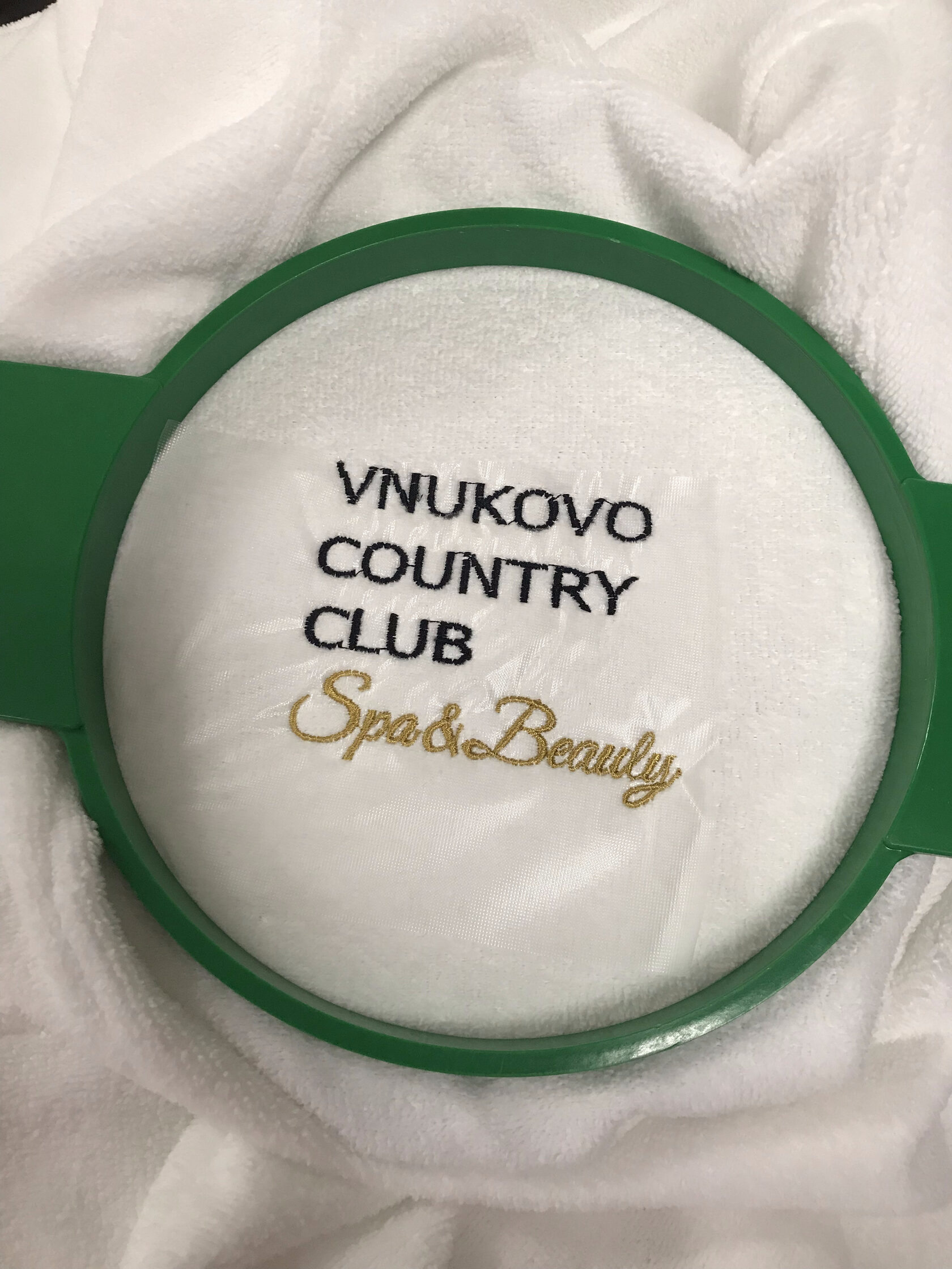 Вышитый логотип Vnukovo Country Club Spa&Beauty на махровой ткани в пяльцах