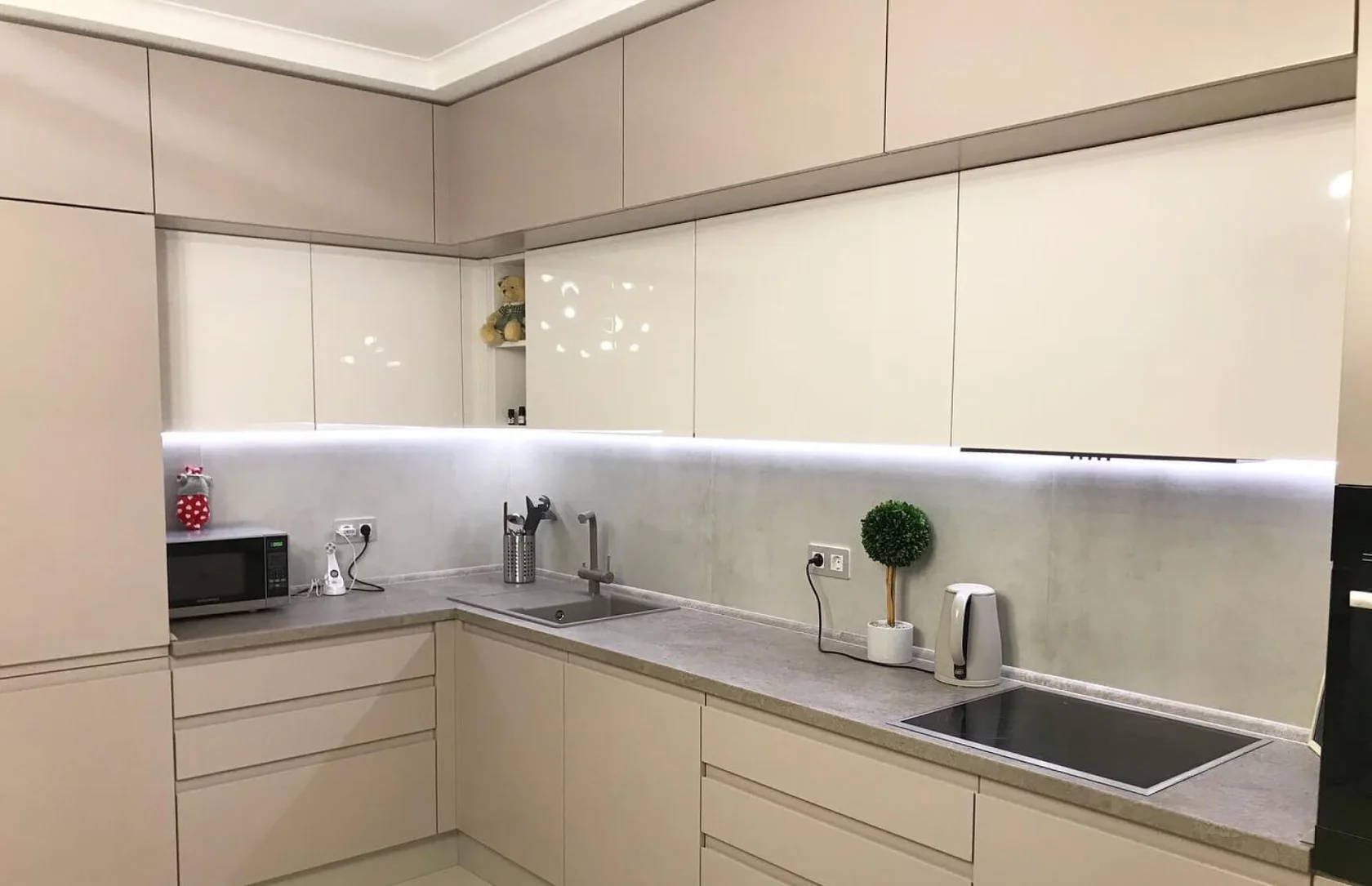 Бежевая кухня Пикардия с глянцевыми поверхностями