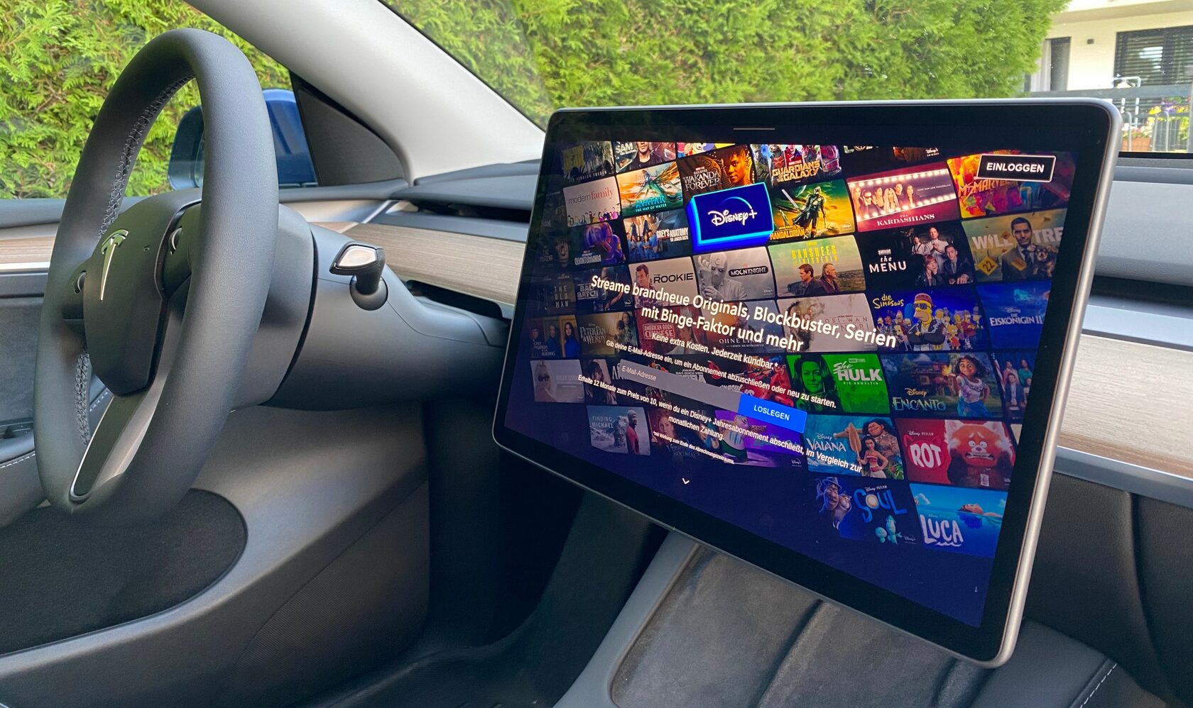 Streaming-Services im Tesla-Fahrzeug nutzen