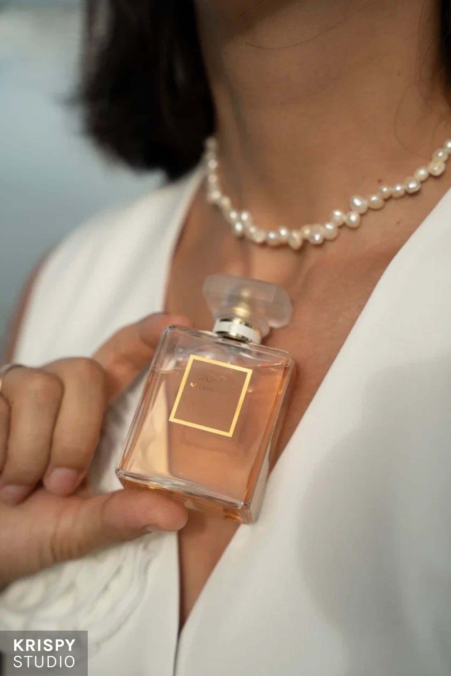 Фотосессия бизнес-леди на фоне океана, роскошный ресторан