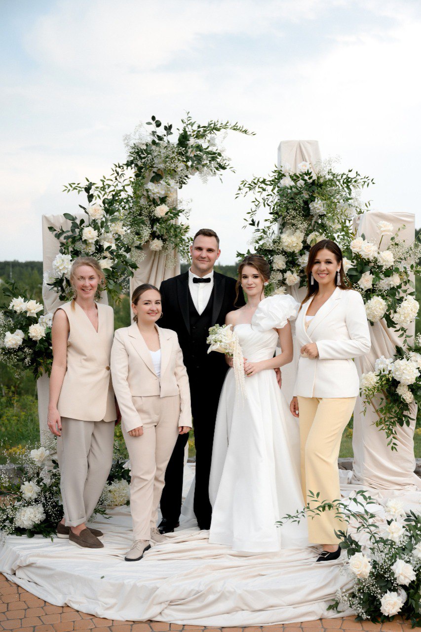 Людмила Босова на свадьбе с молодожёнами