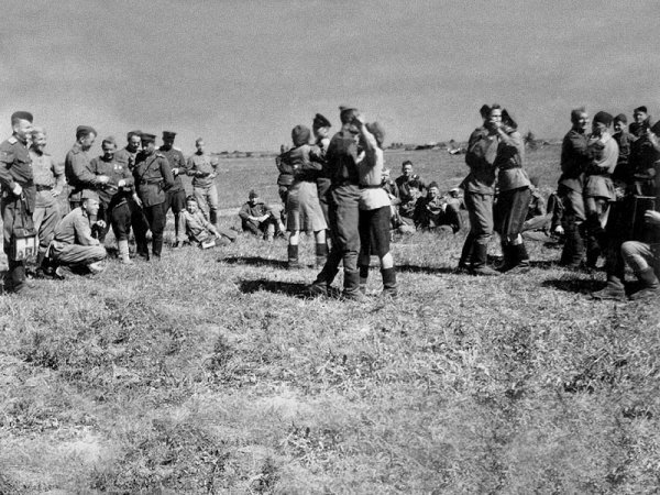 Везло же этим летчикам - на каждом аэродроме своя танцплощадка.