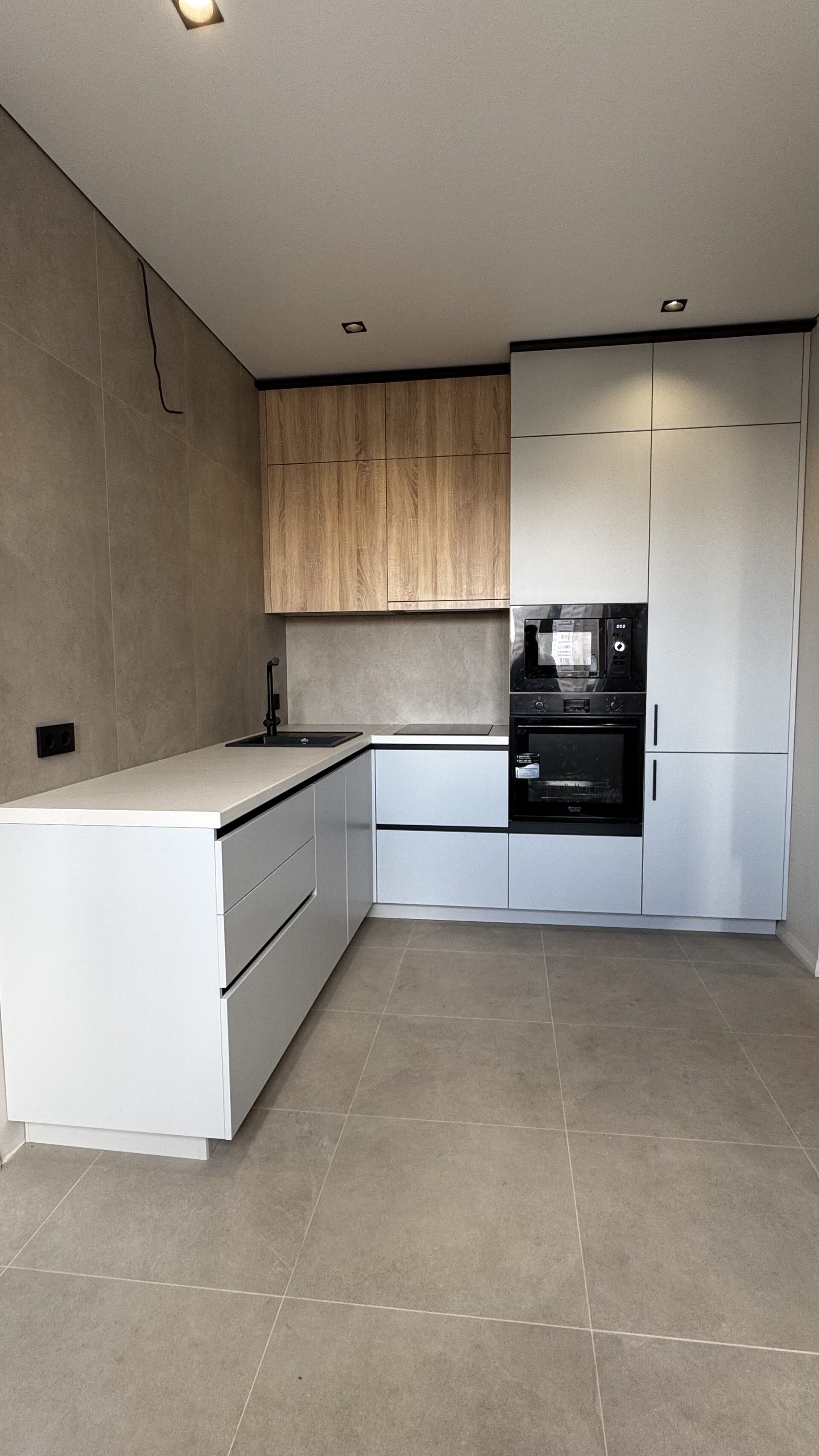 угловая кухня на заказ в светлых тонах