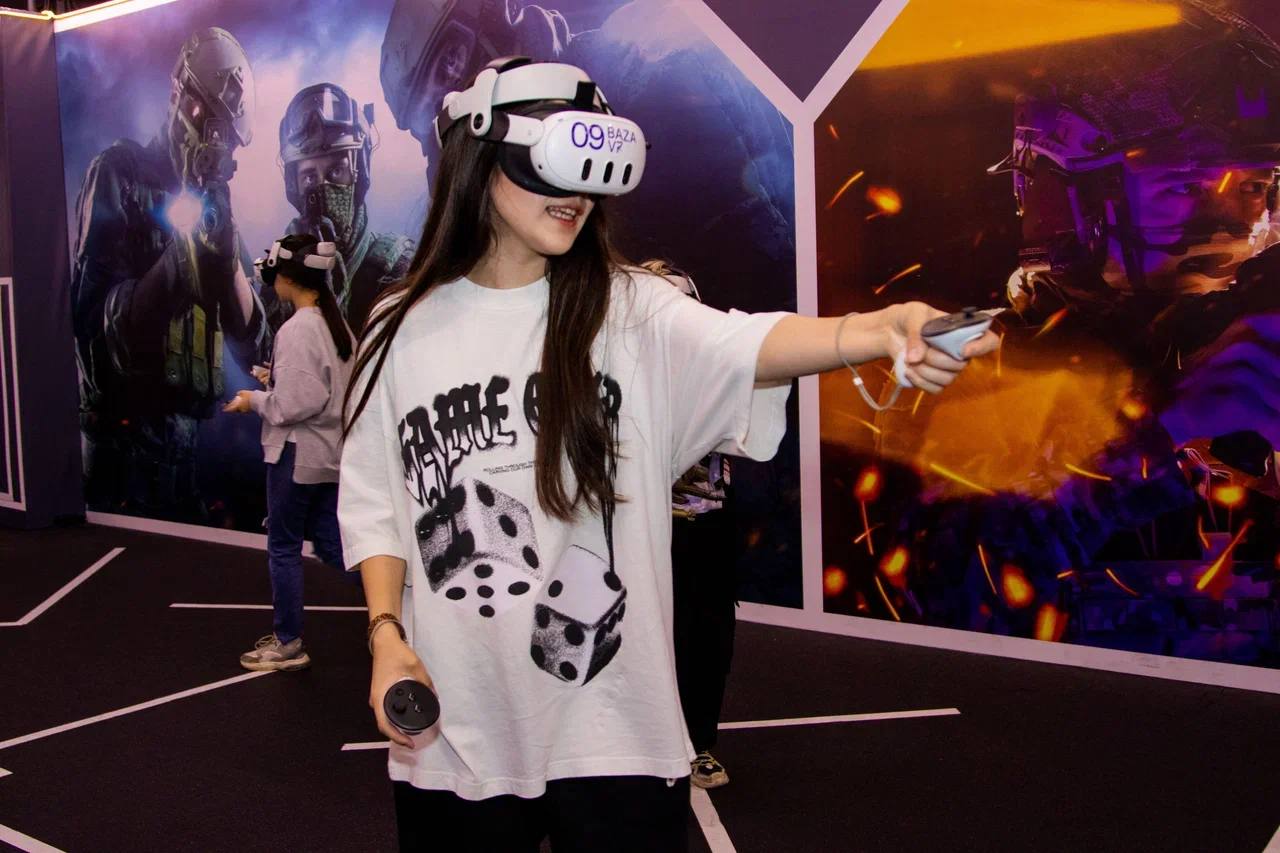 День рождения 10 лет девочке где отметить: девочка играет в VR на арене Baza VR в Москве.