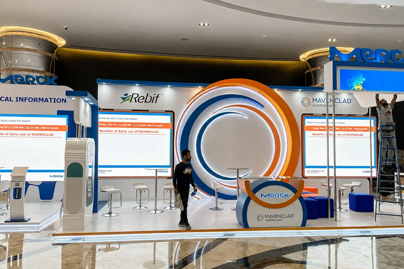 Exhibition stand with a curved header and a large product graphic