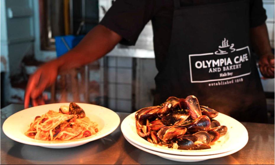 Olympia Cafe в Kalk Bay: интерьер не старается впечатлить, зато тарелки умеют. В маршрутах Maiden Travel такие места соединяем в одно путешествие. Фото: Olympia Cafe