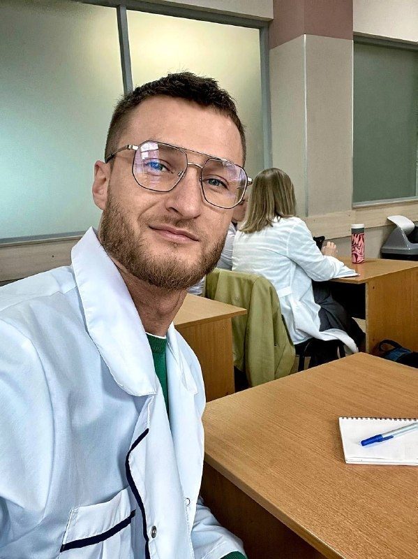Виктор в белом халате на учёбе