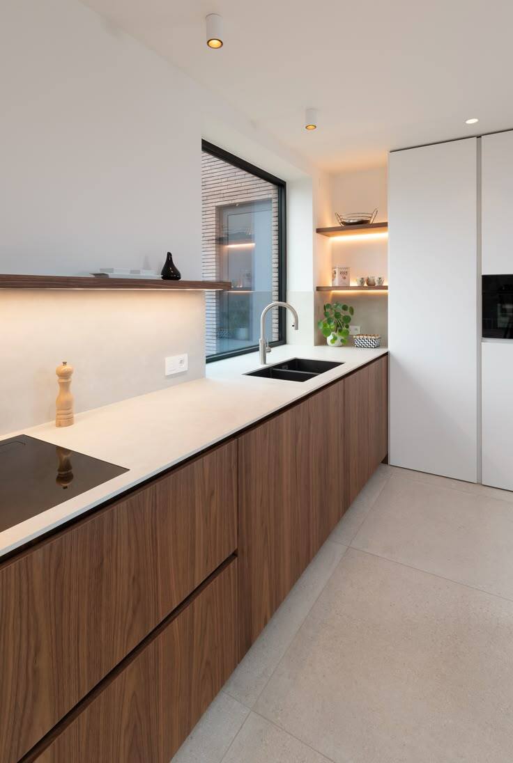 Кухня с мойкой у окна