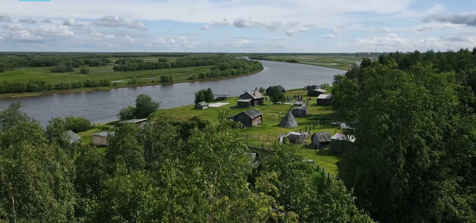 Сибирский берег и деревянные постройки