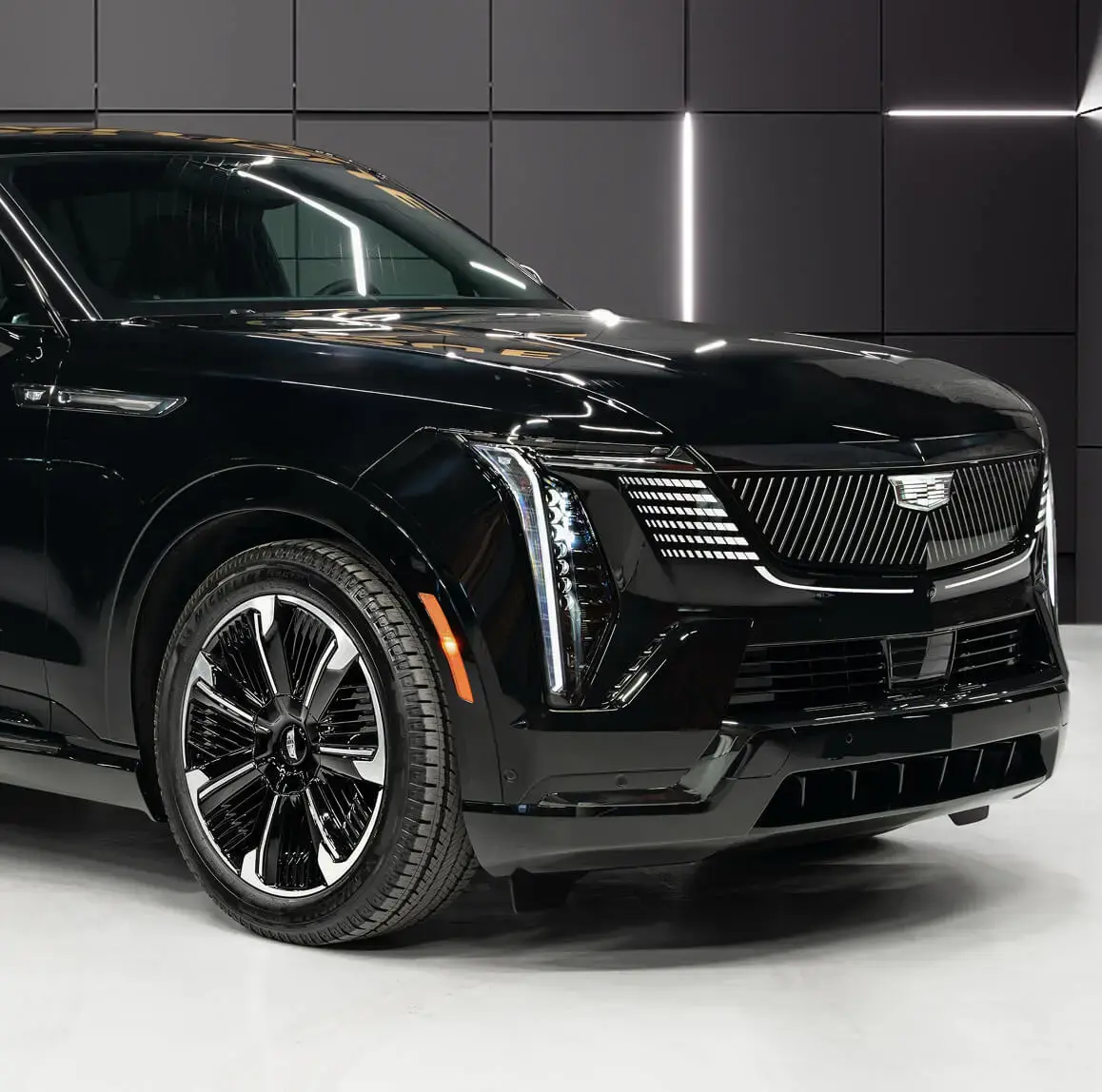 CADILLAC ESCALADE IQ ELECTRO вид спереди