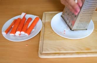 Приготовление рулета из лаваша с крабовыми палочками: шаг 4