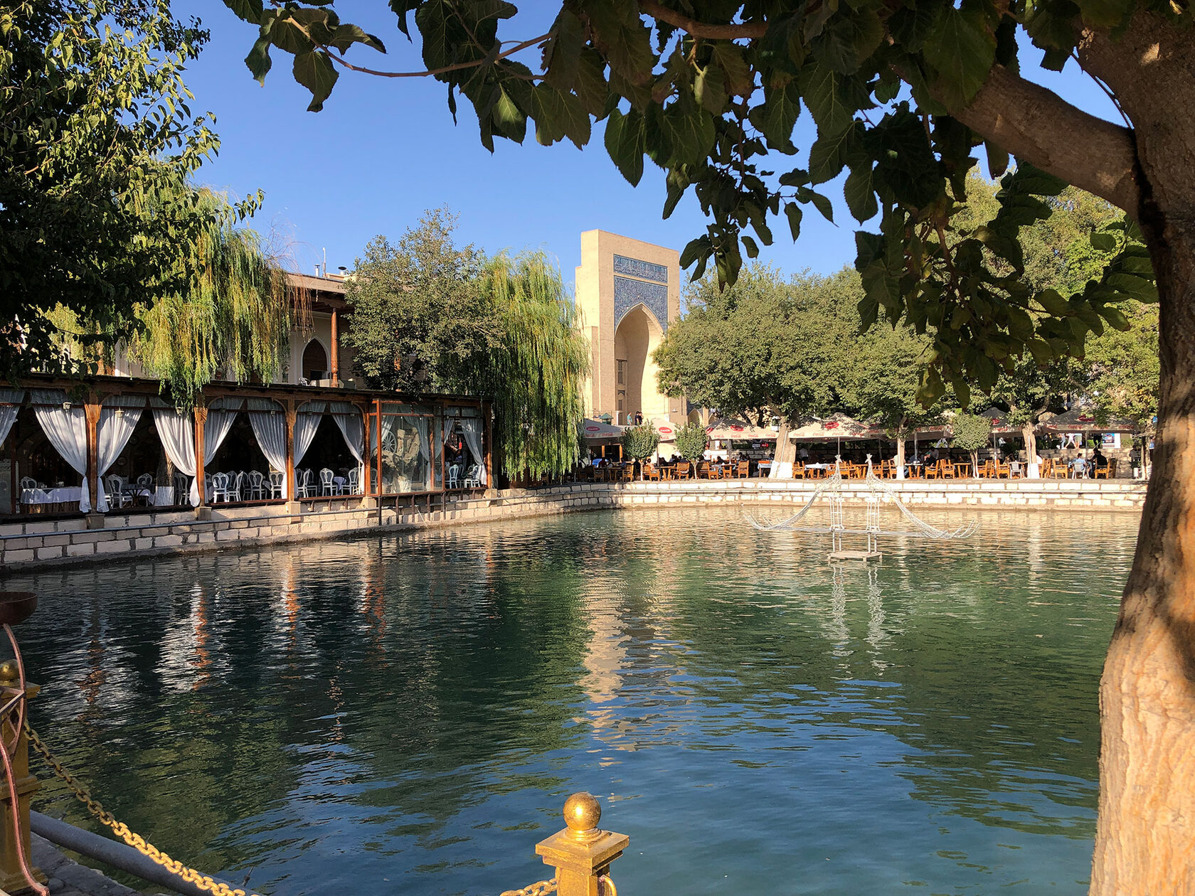 туры в Узбекистан в июне. вид на пруд.