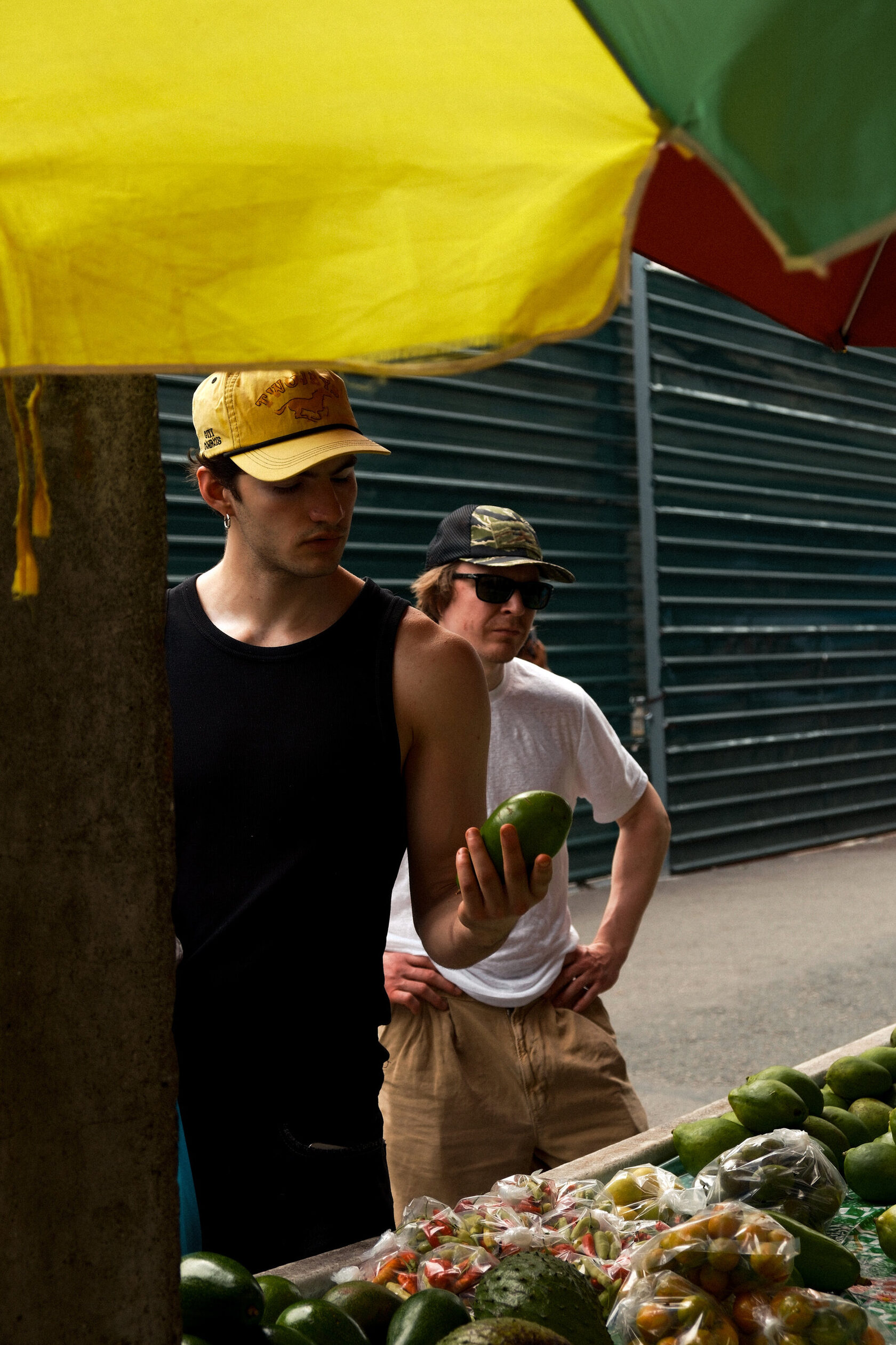 Борис выбирает авокадо