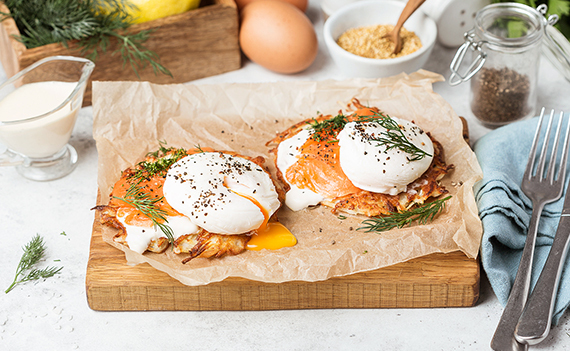 Драники с лососем и яйцом пашот от Eggsellent