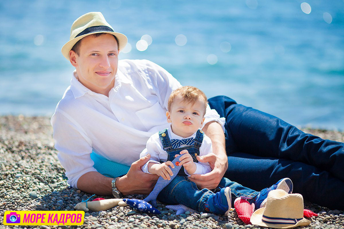папа с сыном на берегу моря, семейное фото на галечном пляже в Крыму, папа и сын