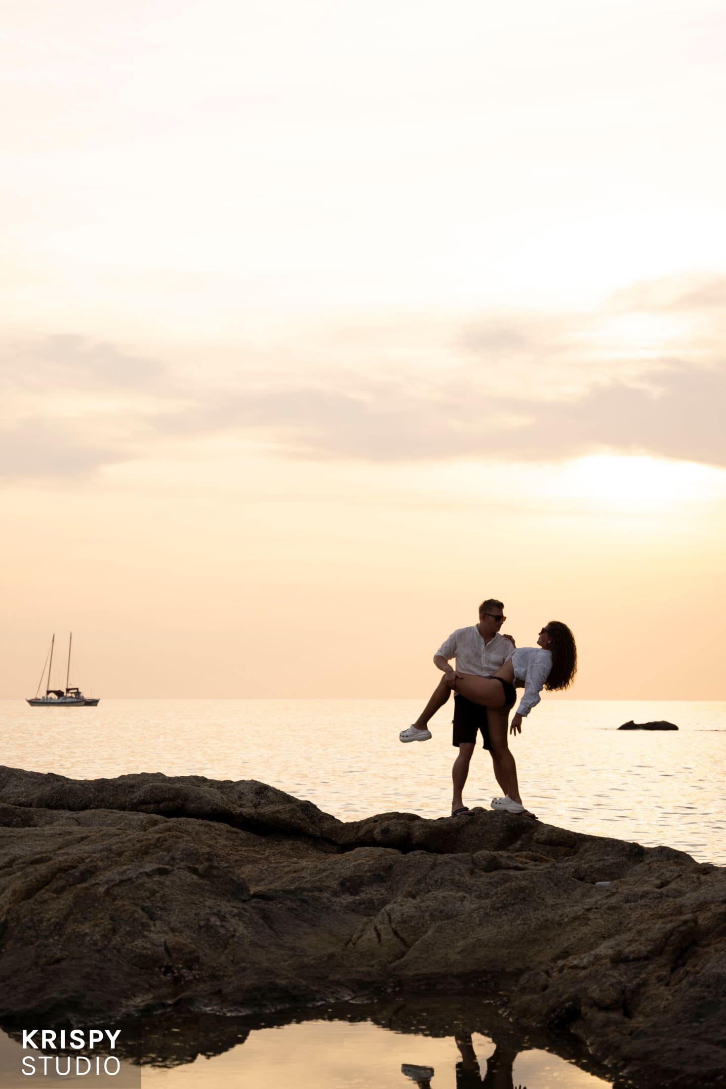 Влюбленная пара на пляже Пхукета, фотосессия у океана