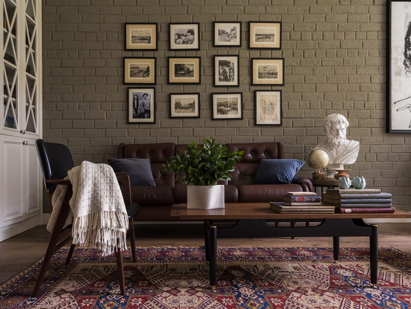 Стиль русской усадьбы и mid-century modern в загородном доме 450 м²