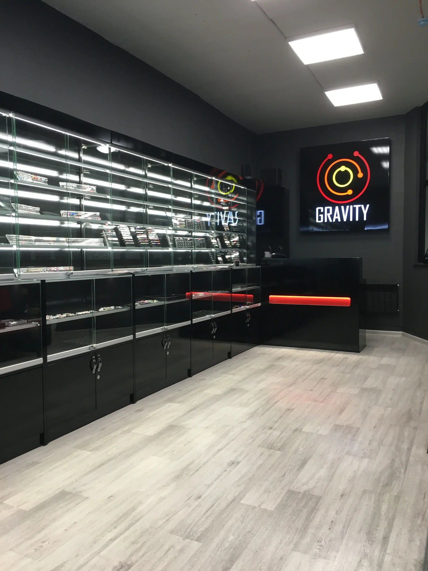 Gravity — витрины с украшениями