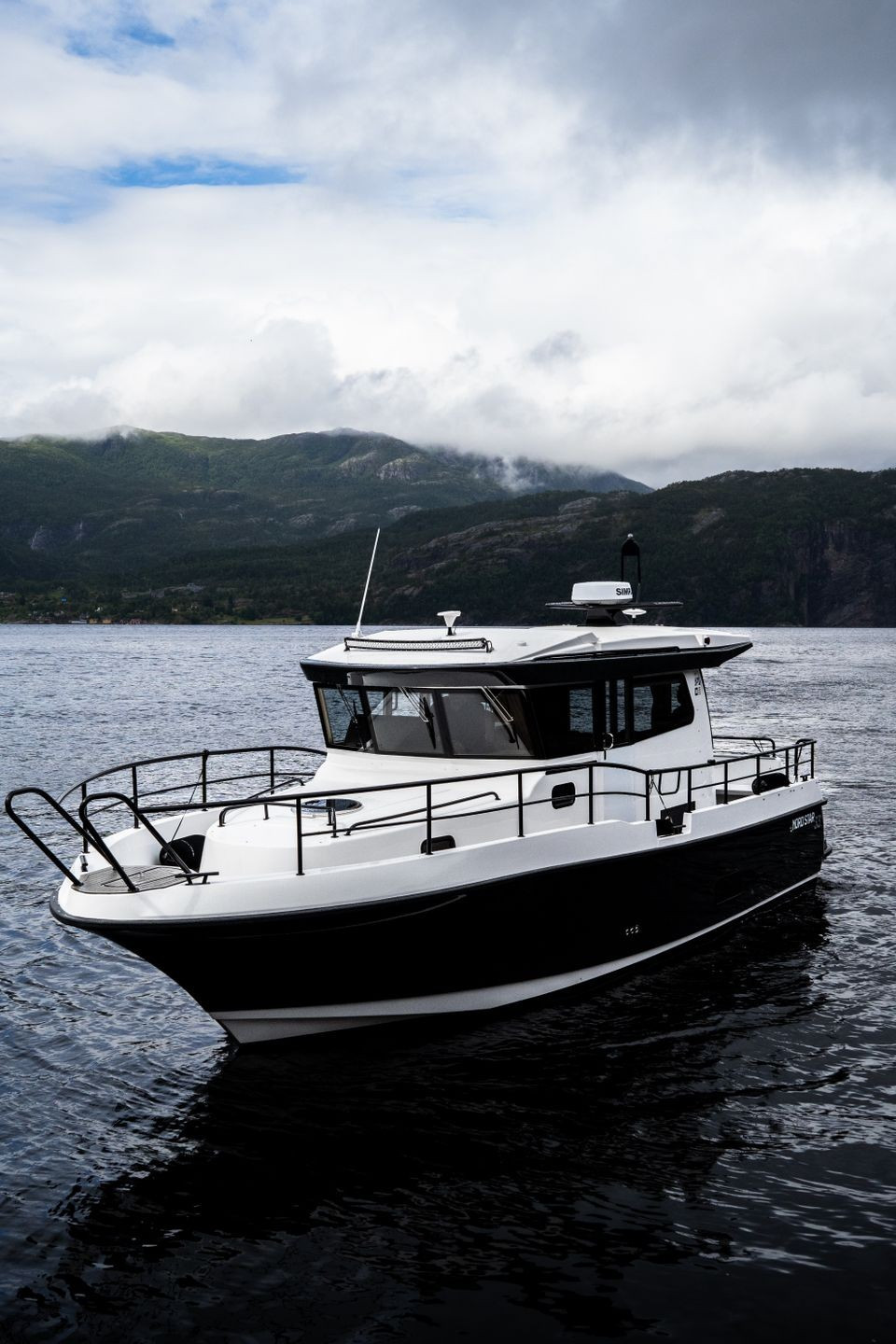 Nord Star 33+ L-образный диван и стол в салоне