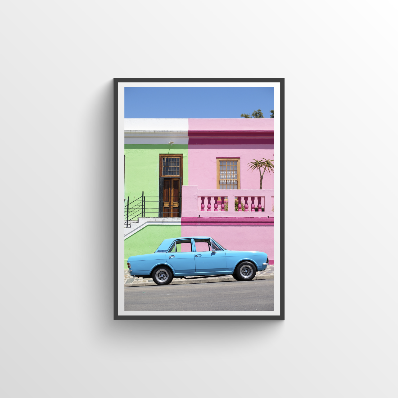 Gekleurd gebouw met een blauwe auto