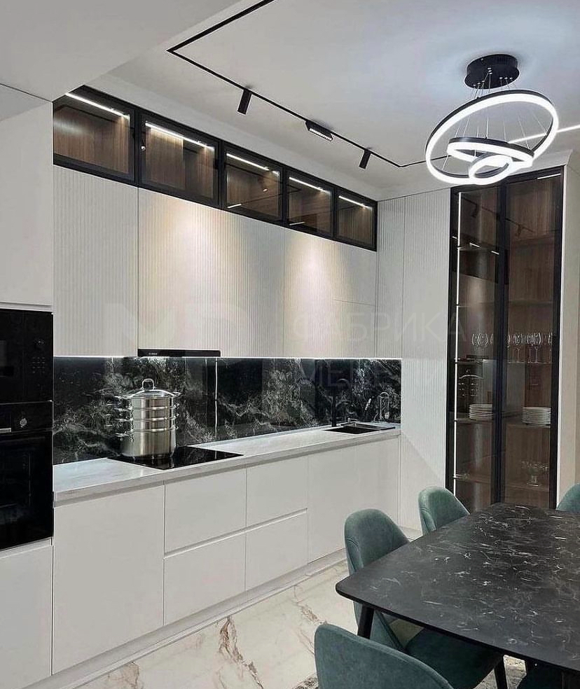 белая прямая кухня