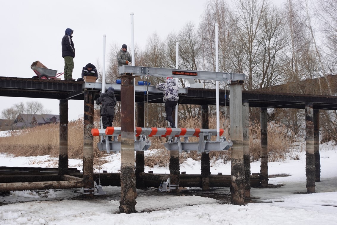 Подъёмник RiverLift у причала