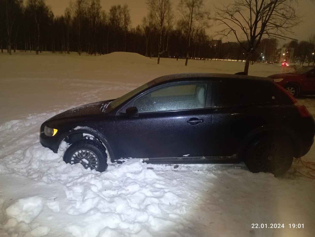 Внедорожная Эвакуация автомобиля Audi A3 из сугроба, на Амурской улице в Калининском районе Санкт-Петербурга