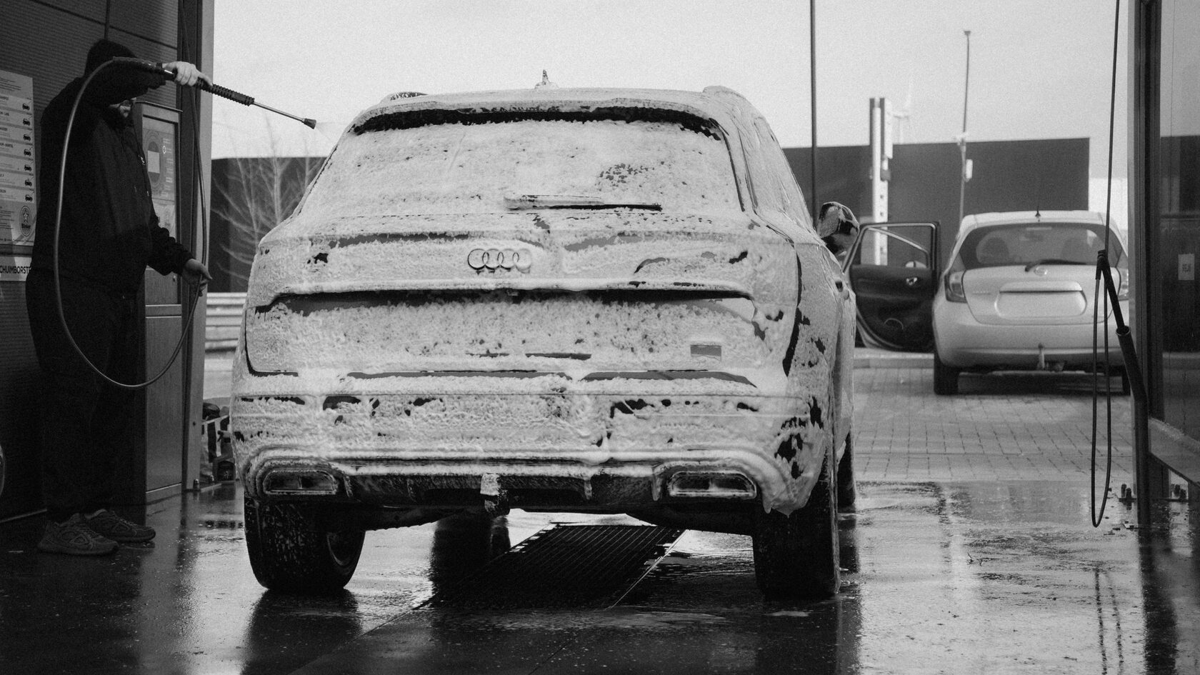 автомойка самообслуживания человек моет авто