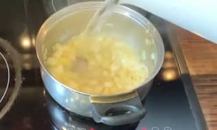 Приготовление крем-супа из цветной капусты со сливками и кабачком: шаг 5