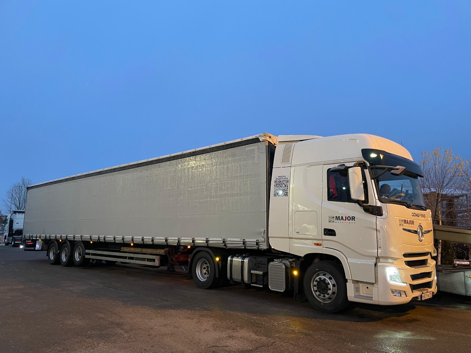 Тягач Major Auto Trans со шторным полуприцепом