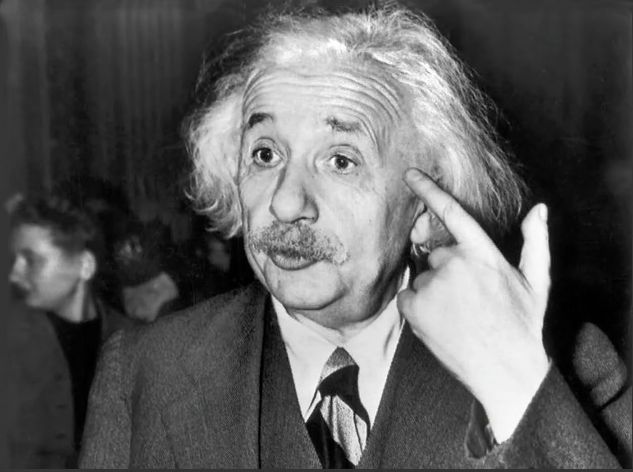 Альберт Эйнштейн с языком