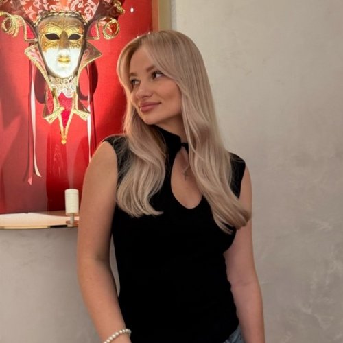 Управленец и наставник с 8+ стажем. Люблю работать с людьми, выстраивать процессы и достигать целей. Руководила сетью магазинов, открывала новые точки, внедряла обучение с нуля. Умею создавать атмосферу, в которой клиенты, сотрудники себя чувствуют комфортно. Быстро адаптируюсь к новым задачам и всегда довожу дело до результата. Владею коучинговым подходом.