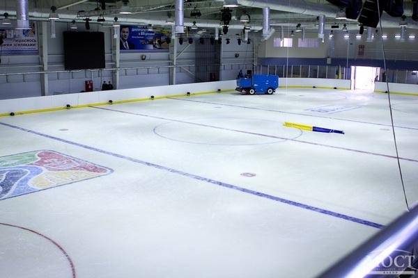 Ледовая арена серпухов б. Массовые катания на коньках. Каток им боброва моршанск. Каток в александрове. Ледовый дворец алмаз в ямном.