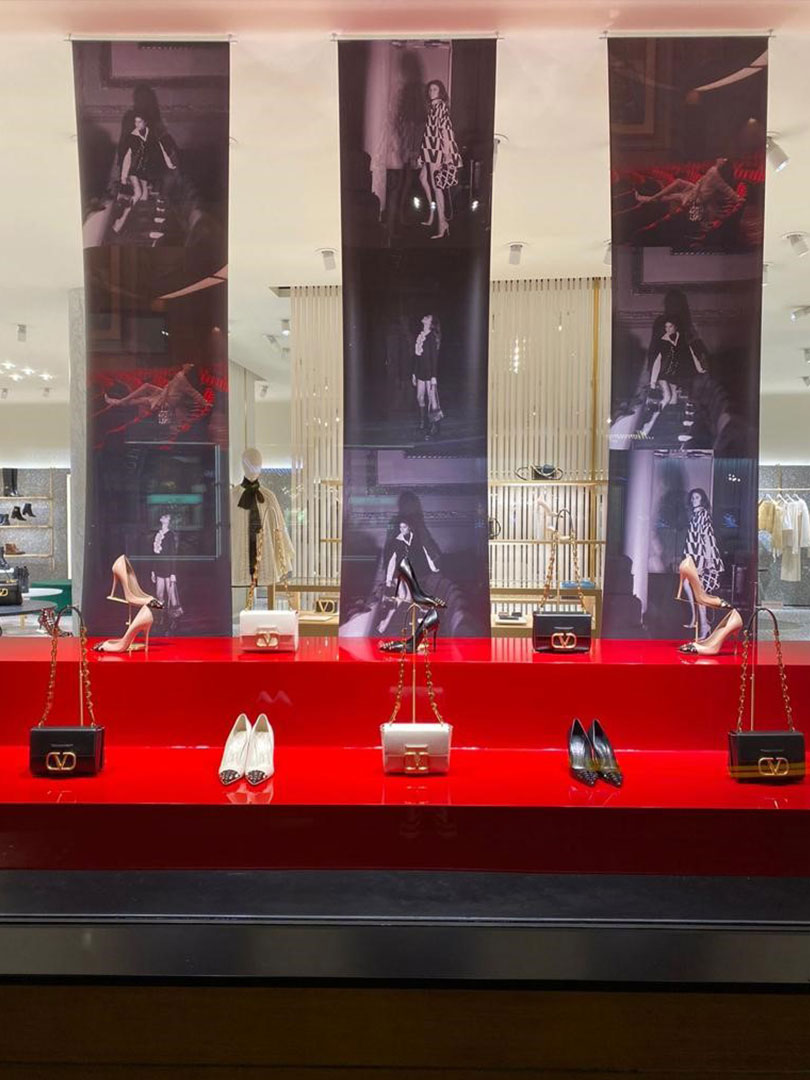 Подиум для аксессуаров в витрину