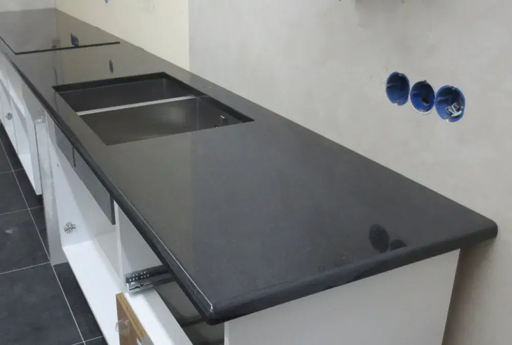 Черная гранитная столешница Black time в современной кухне