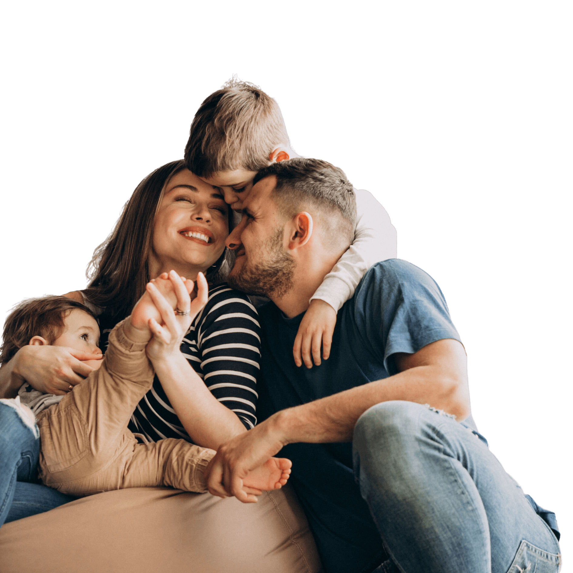 Счастливая, улыбающаяся и обнимающаяся семья.