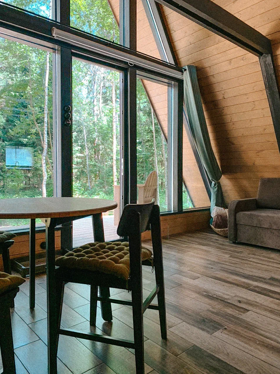 глэмпинг «Под кронами» в Подмосковье: треугольные домики посуточно