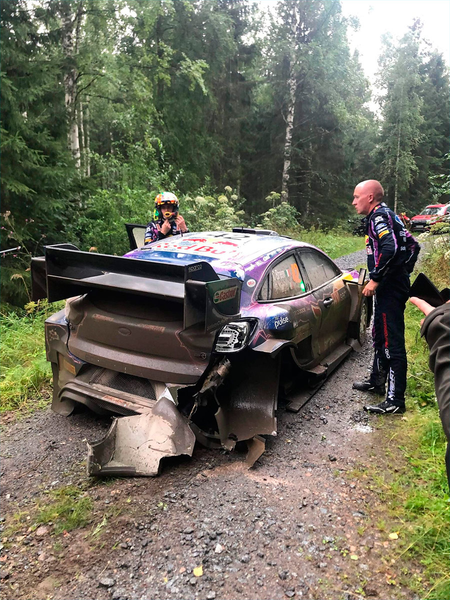 После аварии: Крейг Брин и Пол Нейгл, Ford Puma Rally1, ралли Финляндия 2022