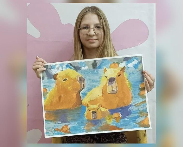 Ученица базового курса 11–17 лет с живописной работой «Капибары»