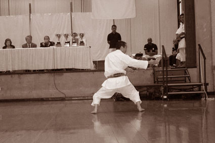 Cэнсэй Акихито Исака: показательное выступление на 2-м Кубке Мира по каратэ KWF 2002 в США