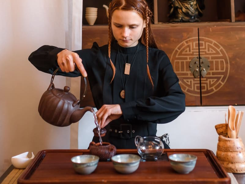 фото парня и девушки на романтическом свидании в публичном месте