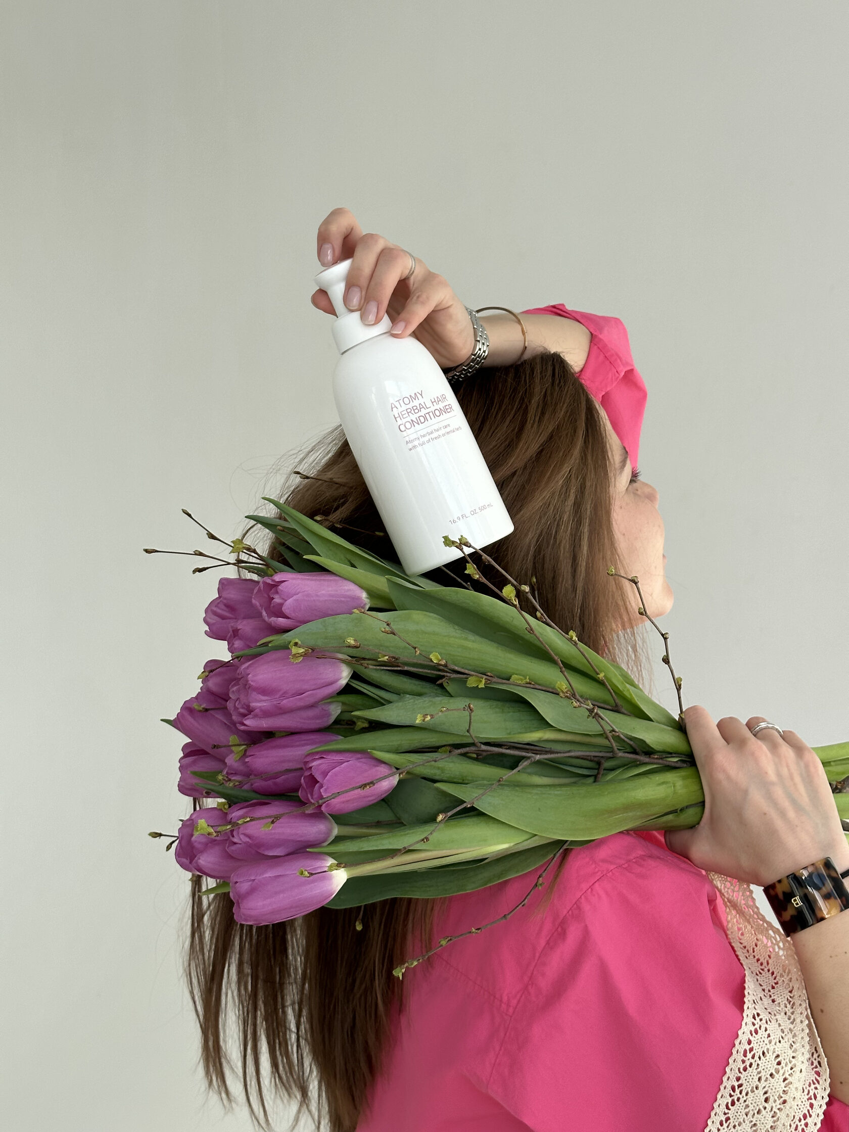 Вова мен Сашаның порно мұрағаты Әдемі брюнеткамен жыныстық қатынас