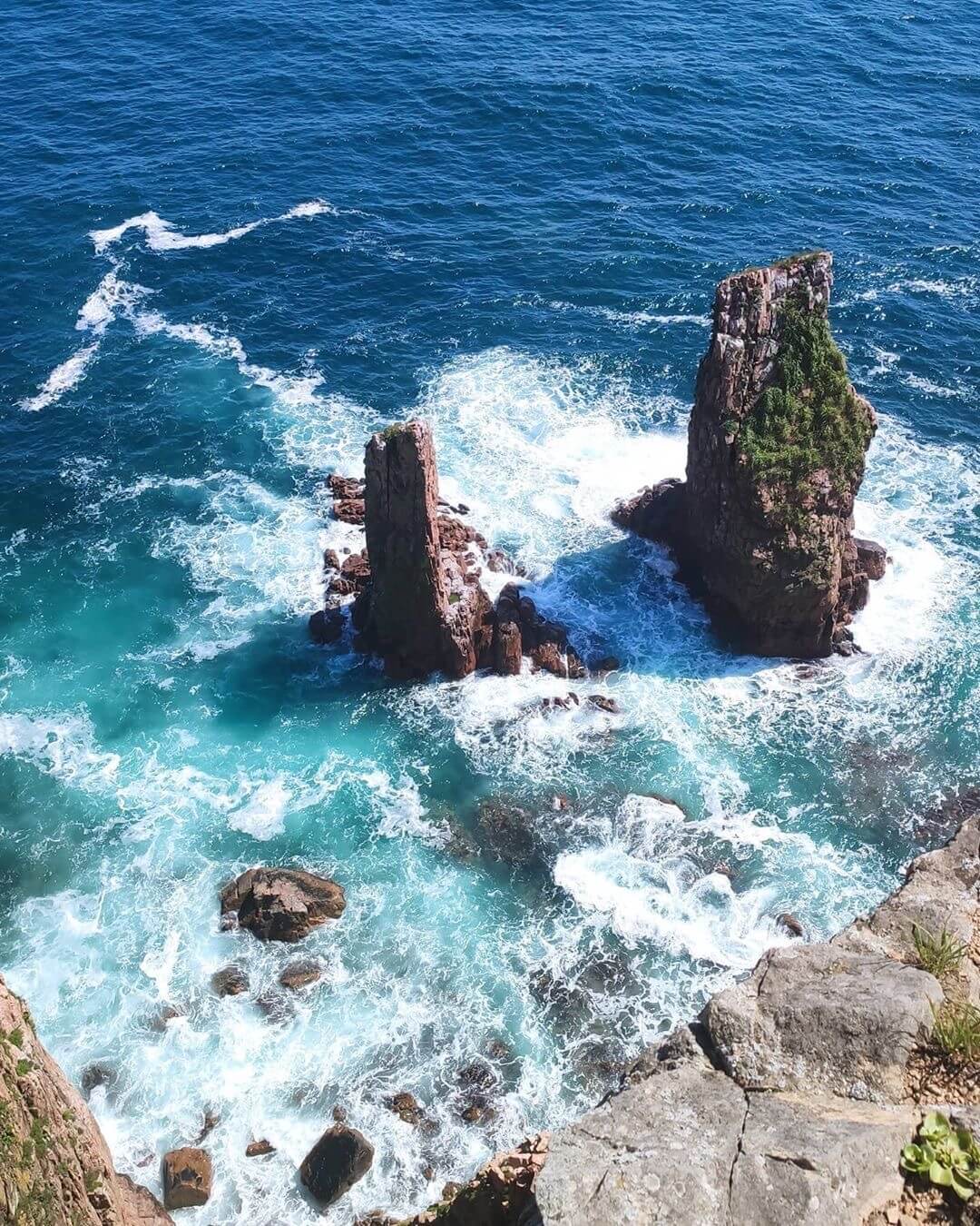 Живописные скалы острова Русский и бушующее море, снято во время вертолетной прогулки