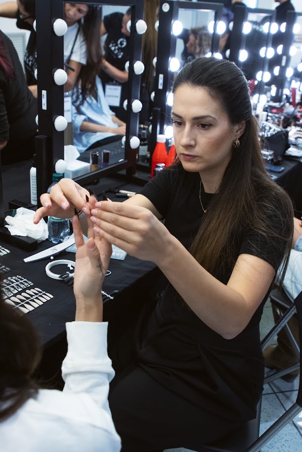 Кристиана Пейчева работи по моделите зад кулисите на Milano Fashion Week