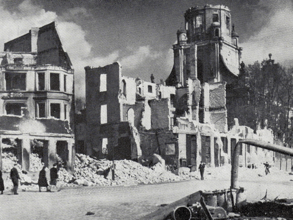 Кенигсберг взят год. Калининград после войны 1945. Замок Кёнигсберг разрушенный. Замки, разрушенные бомбежками в 1944 году в Калининграде. Кенигсберг 1944.