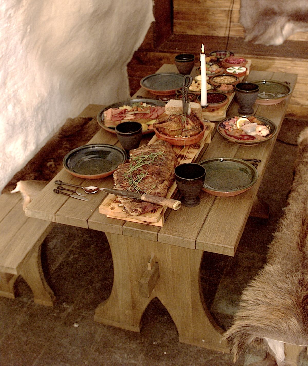 Стол в древности. Кухня в Старорусском стиле. Сервировка стола в деревенском стиле. Кухня в стиле средневековья. Средневековый стол с едой.